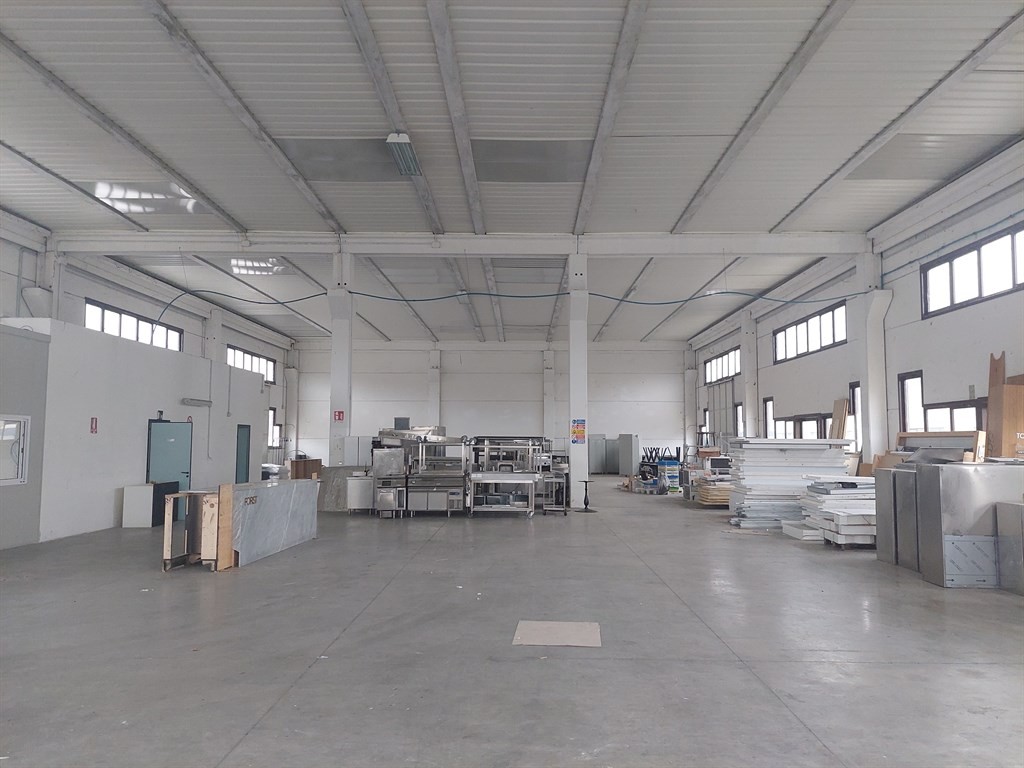 Capannone 900 metri quadri